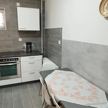 Rozi Vendeghaz Szolad